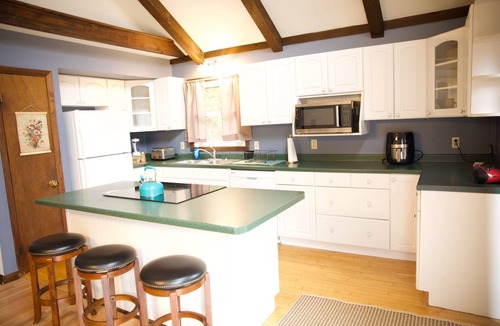 Hinesburg House | Carly Brook Home~ Large Country Getaway~ Sleeps Many~ Ski areas