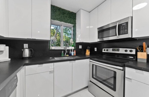 North Central Hollywood House | Casa Agape | Waterfront I HotTub