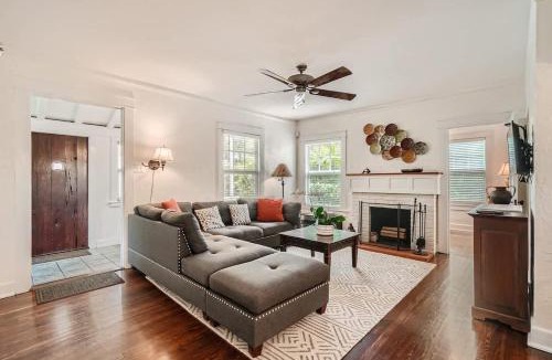 Flamingo Parks House | Casa Blanca - Chic Spanish-Style Cottage with Private Courtyard