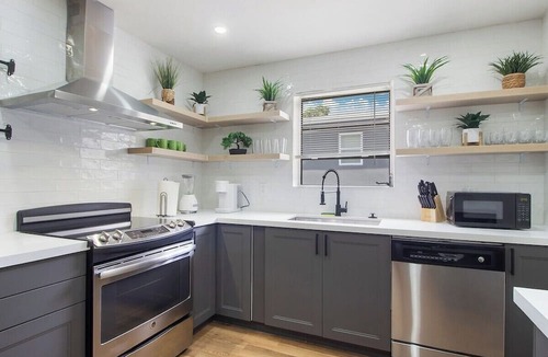 Hallandale Beach Villa | Casa christina i 5 min to beach i tropical pool