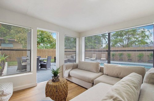 Hallandale Beach Villa | Casa christina i 5 min to beach i tropical pool