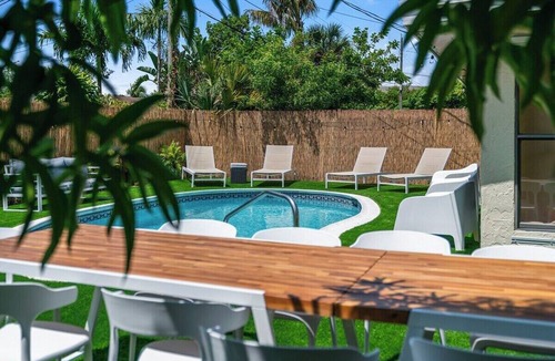Hallandale Beach Villa | Casa christina i 5 min to beach i tropical pool