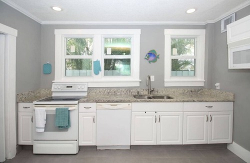 Southside House | Casa Encanto King 3BR Kitchen Patio Wifi Beach 7 Min