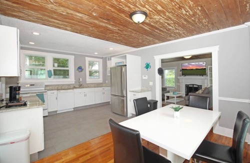 Southside House | Casa Encanto King 3BR Kitchen Patio Wifi Beach 7 Min