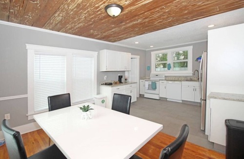 Southside House | Casa Encanto King 3BR Kitchen Patio Wifi Beach 7 Min