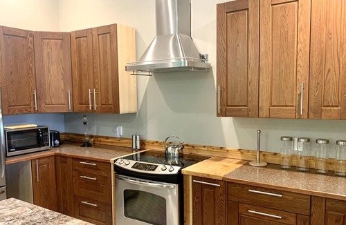 Anglemont Cabin | Casa in the Woods w/ HOT TUB! - Shuswap Vacations and Sledding Accommodation