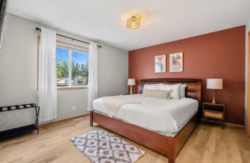 Sylvan Lake House | Casa PaLu Walk to the Beach Gather by the Fire