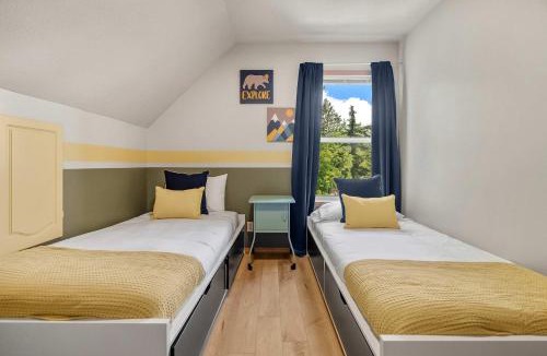 Sylvan Lake House | Casa PaLu Walk to the Beach Gather by the Fire