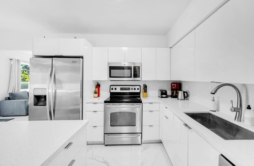 Hallandale Beach House | Casa Playa - 8 min to beach