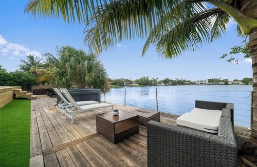 Highland Lakes Villa | Casa santorini - waterfront w/pool