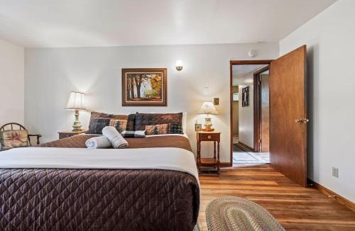 Almont House | Cedar Pine Cottage Relaxing Cozy 2BR Cabin