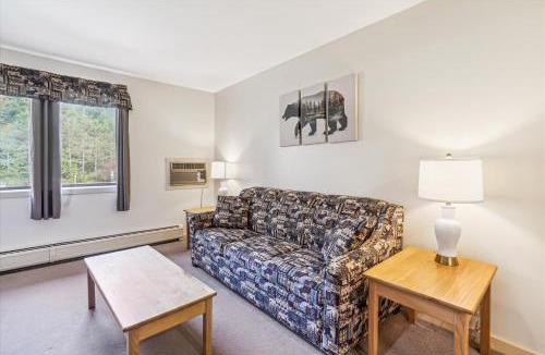 West Bridgewater Hotel | Cedarbrook Deluxe one bedroom suite with outdoor heated pool 11921