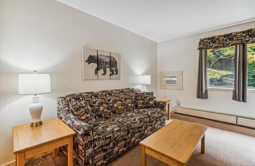West Bridgewater Hotel | Cedarbrook Deluxe one bedroom suite with outdoor heated pool 21416