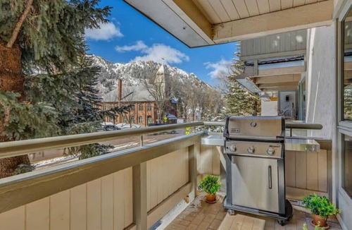 Aspen Apartment | Center of Aspen 2BR, 2BA with AC!