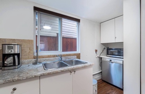 Pemberton Heights House | Central 2BR Suite Near Grouse Mountain & Lions Gate bridge Free Parking