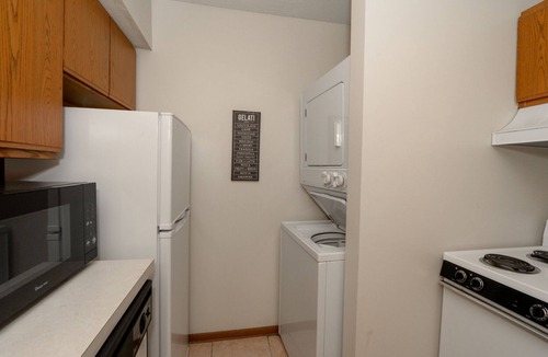 Akron Apartment | Central 2BR Walk to Summa/Near Akron Hospitals/UA