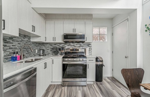 Hillhurst House | Central 3BR Home | Sleeps 8, 4 Beds + 2 Bathrooms