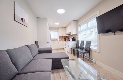 Sunset House | Central Coach house in heart of Vancouver.