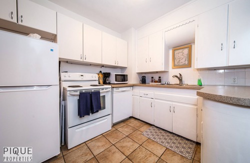 Southwest Edmonton House | Central Cozy Home - Sleeps 4 - Long Stays - Netflix
