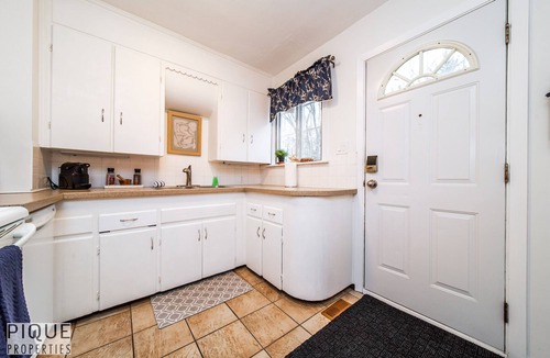 Southwest Edmonton House | Central Cozy Home - Sleeps 4 - Long Stays - Netflix