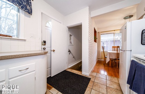 Southwest Edmonton House | Central Cozy Home - Sleeps 4 - Long Stays - Netflix