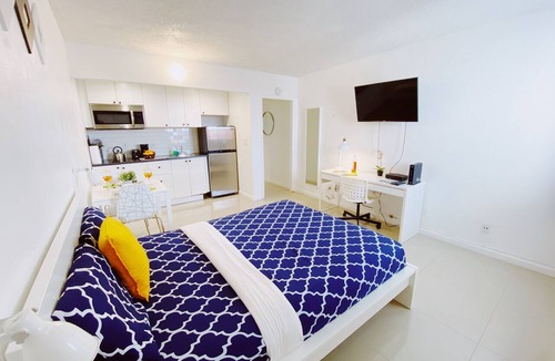 Coconut Grove Apartment | Central Miami Studio w/Parking - Coconut Grove