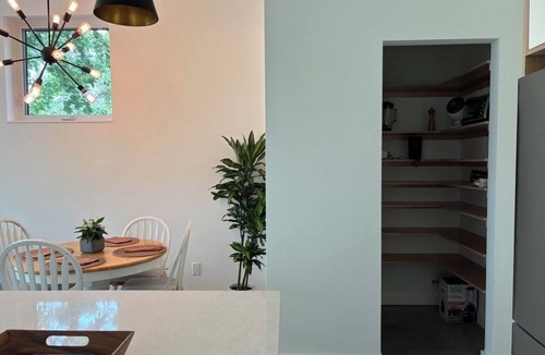 Saanich West Apartment | Centrally Located 2-Bedroom Suite in Strawberry Vale