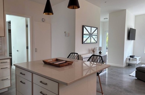 Saanich West Apartment | Centrally Located 2-Bedroom Suite in Strawberry Vale