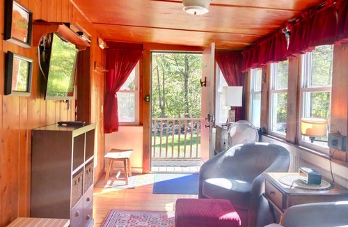 Franconia Cottage | CH Adorable cottage in Franconia minutes from Cannon, Franconia Notch! Fire Pit, wifi, laundry
