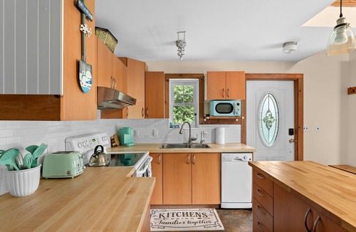 Jeffersonville Ski Chalet | Chalet 3 Min to Smuggs | Fire Pit | Dog-Friendly