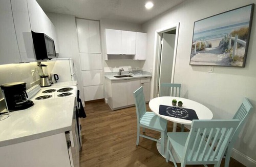 East Little Havana Apartment | Charming 1/1 apt w/parking on great location