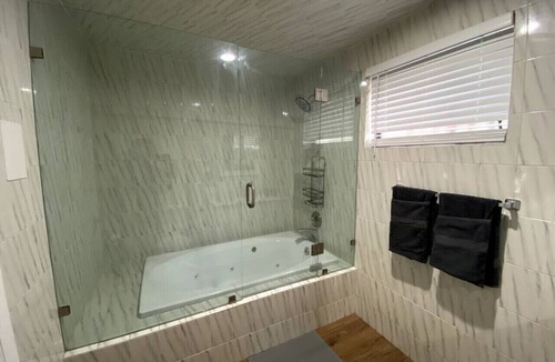 East Little Havana Apartment | Charming 1/1 apt w/parking on great location