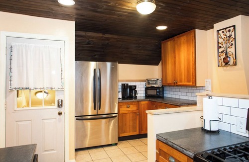 South End House | Charming 1-bedroom loft in Burlington with Treetop Views