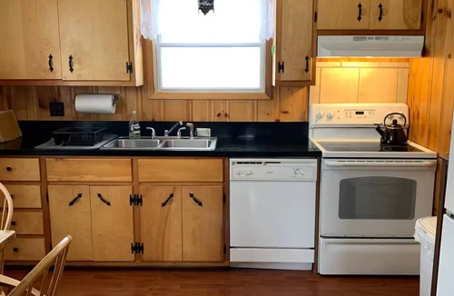 Woodford Cabin | Charming 2 bath/3 bed cabin in Woodford