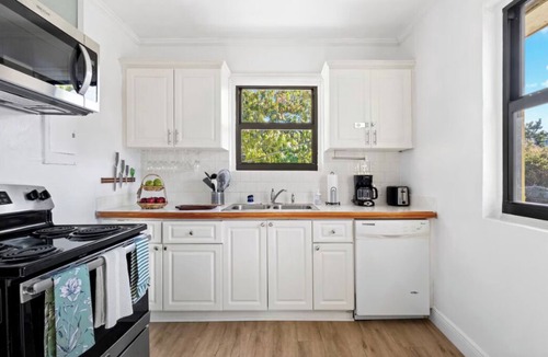 Seybold House | Charming 2-bedroom apartment 1 block away from the Design District!