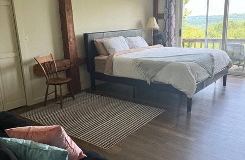 Meadows House | Charming 2-bedroom barn in Northfield with WiFi and AC