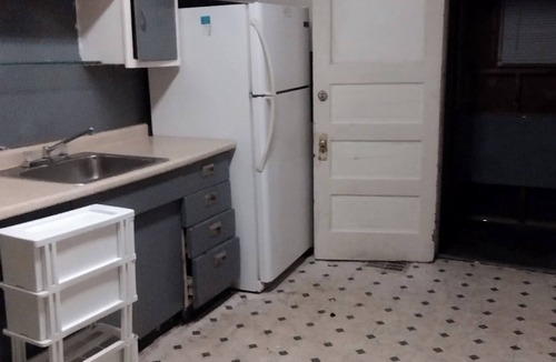 South Broadway House | Charming 2-bedroom house with AC, WiFi in awesome Cleveland