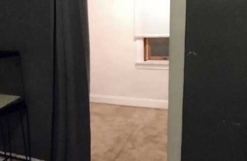 South Broadway House | Charming 2-bedroom house with AC, WiFi in awesome Cleveland