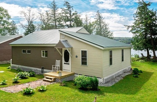 Franklin Cottage | Charming 3-bedroom cottage on Lake Carmi in Franklin with WiFi and AC