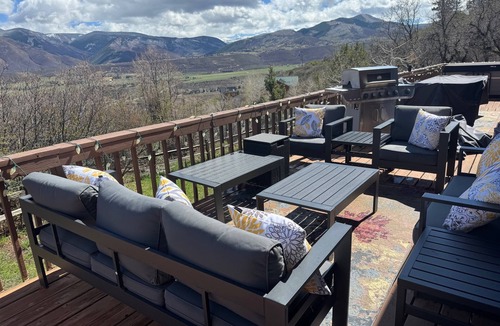 Brush Creek Village House | Charming 3 Bedroom family house with hot tub on 2 acres panoramic views