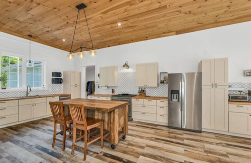Lebanon House | Charming 3-bedroom Farmhouse in the Seacoast