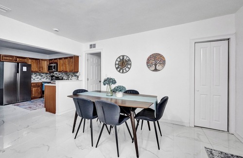 Parkside Apartment | Charming 3 bedroom getaway house in Hollywood