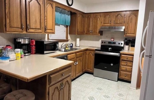 Norton House | Charming 3-bedroom house with AC and WiFi in Norton, near Akron and Cleveland
