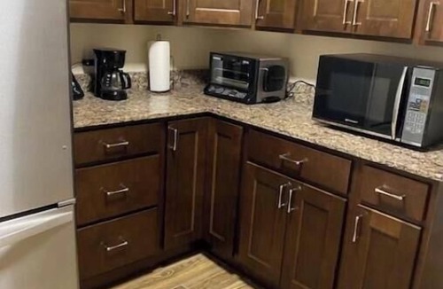 Norton House | Charming 3-bedroom house with AC and WiFi in Norton, near Akron and Cleveland