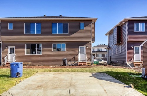 Chestermere House | Charming 3BR Getaway | A/C | 15m to YYC/Hwy