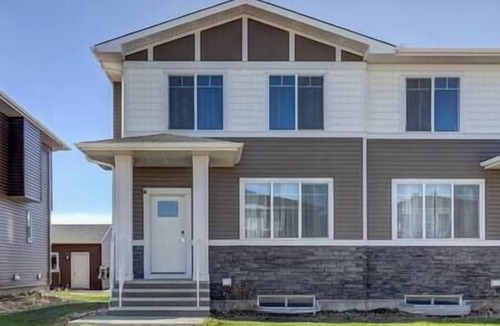 Chestermere House | Charming 3BR Getaway | A/C | 15m to YYC/Hwy