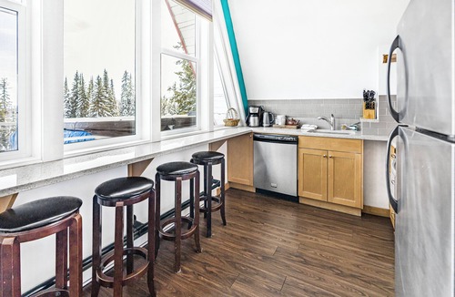 Silver Star Mountain Hotel | Charming A-Frame Suite w/Hot Tub, Fireplace & Sleeps 8 – Ideal for Families & Small Groups