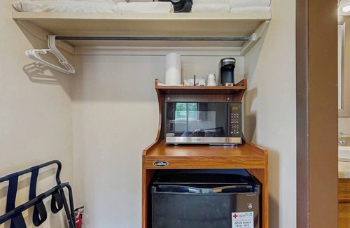 Lincoln Apartment | Charming and casual motel in a great location with shared resort amenities
