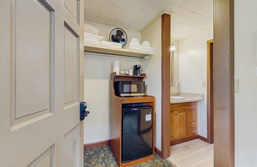 Lincoln Apartment | Charming and casual motel in a great location with shared resort amenities