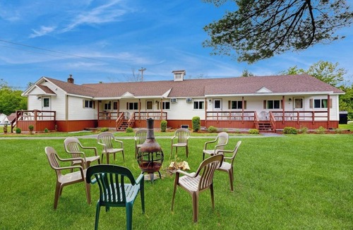 Lincoln Apartment | Charming and casual motel in a great location with shared resort amenities